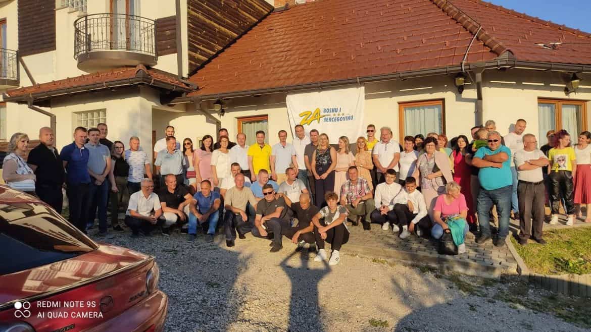 Nedavno nas je posjetio predsjednik Kantonalnog vijeća SBiH TK-a,te nas informisao o aktivnoj političkoj situaciji,razgovarano i o narednim aktivnostima Gradskog savjeta SBiH Gradacac